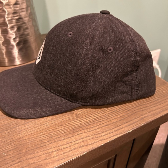 Volcom men’s black fitted hat - Picture 2 of 6